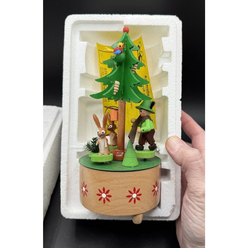 STEINBACH MUSIC BOX TREE WITH BUNNIES HUNTER 7" IM WALD UND AUF DER HEIDI In Box